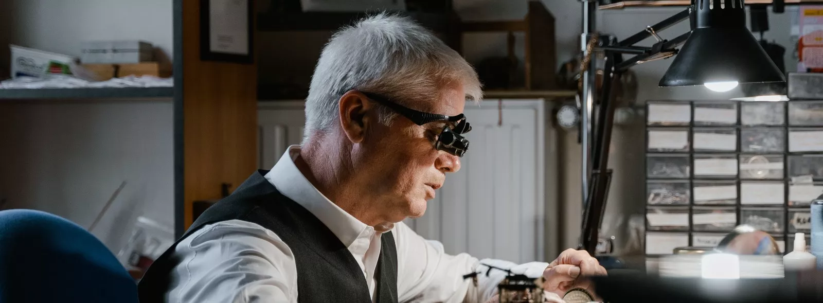 Giloszowanie – tajemnica precyzyjnego zdobienia metali