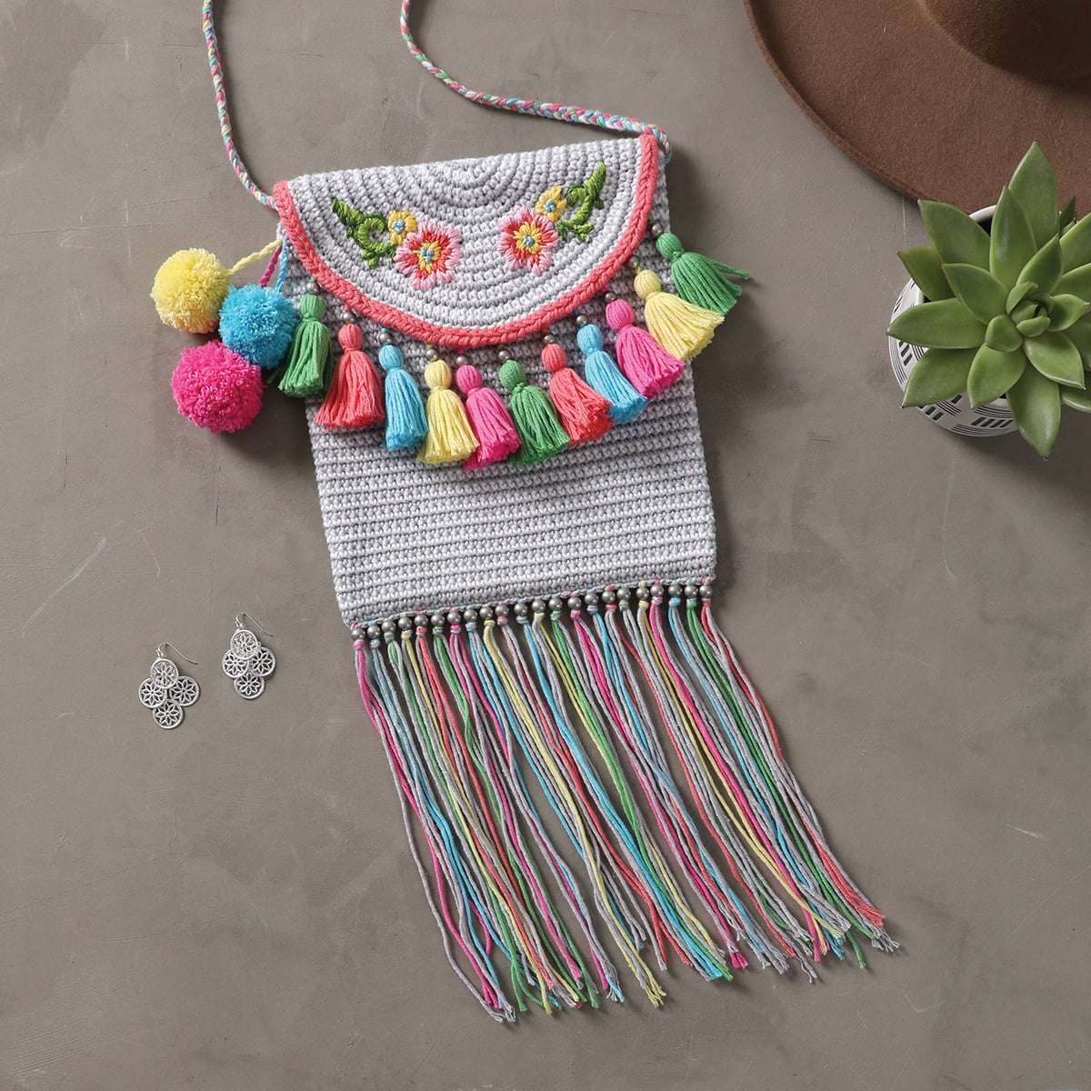 Haft szydełkowy – miękka sztuka łączenia haftu i szydełka